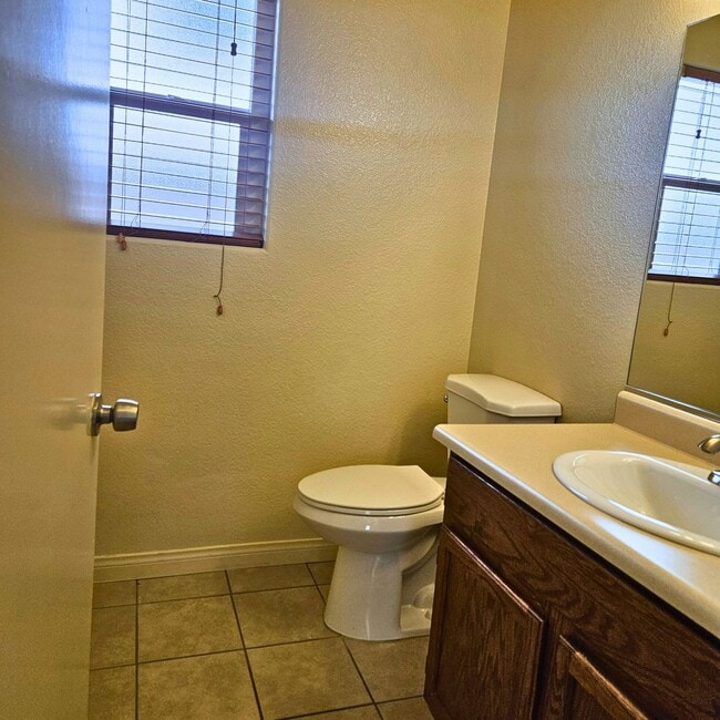 Building Photo - MOVE-IN READY 4BR/3BA SINGLE FAMILY HOME I...