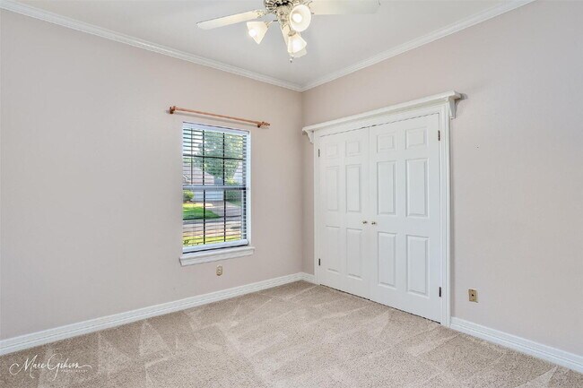 Building Photo - "Elegant 4-Bedroom Home in Bossier City with Granite Countertops & Cozy Fireplace!"