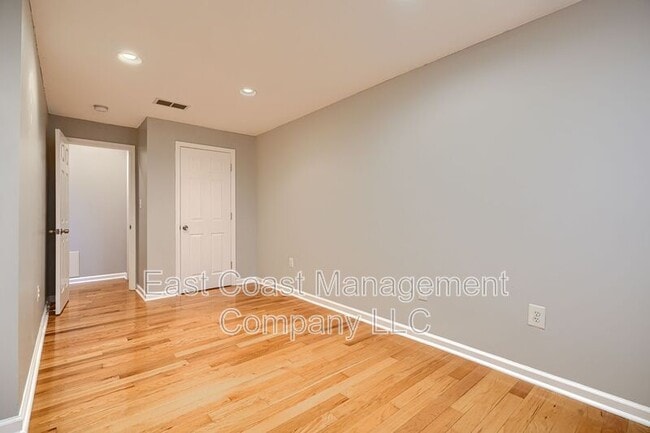 Building Photo - 2826 Huntingdon Ave