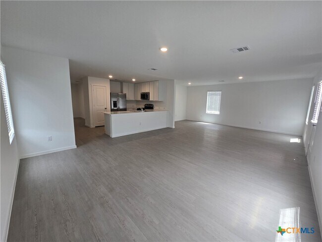 Building Photo - 5600 Geronimo St