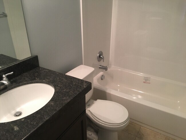 Building Photo - 3 Bed 2 Bath Condo with Garage