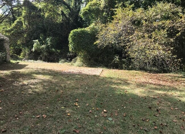 Building Photo - 3 bedroom house on quiet dead end! All ele...