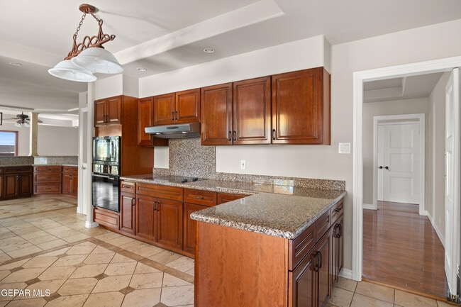 Building Photo - 6204 Pinehurst Dr