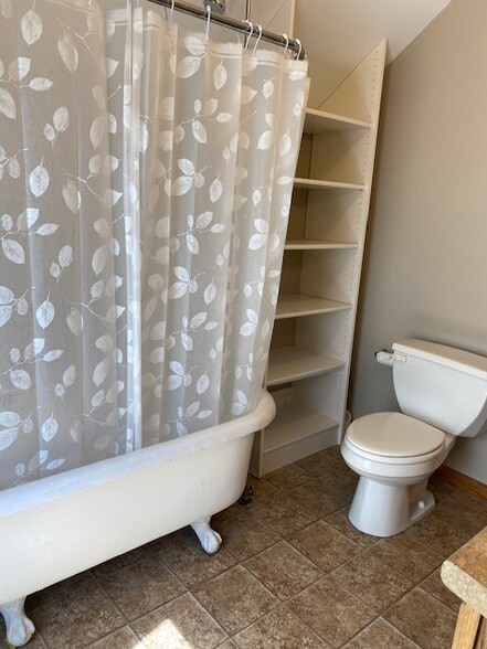 Footed Tub & Shower - 455 9th St