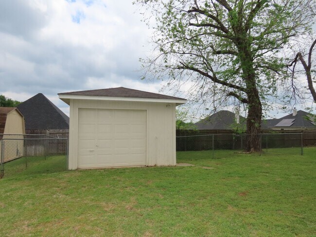 Building Photo - Spacious 4-Bedroom Home in Whitehouse ISD – Pet-Friendly with Large Fenced Yard! Bonus: Lawncare ...