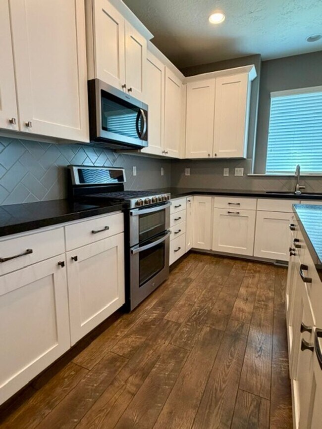 Building Photo - PRIMARY SUITE ON MAIN in a Beautiful Herriman House