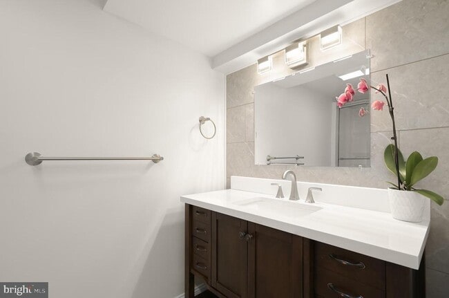 Building Photo - 6223 E Hemlock Dr