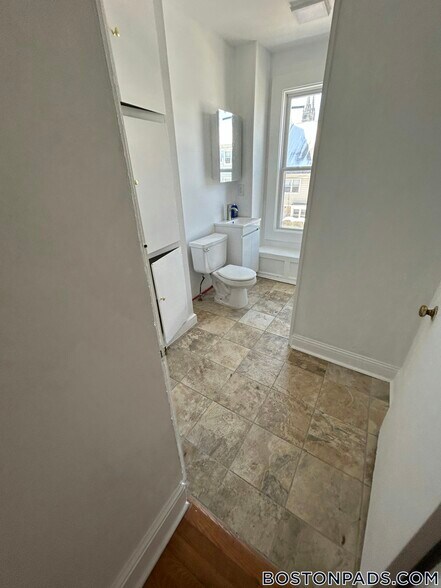 Building Photo - 682 Parker St