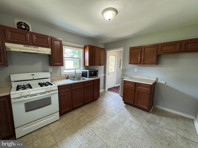 Building Photo - 817 Graisbury Ave