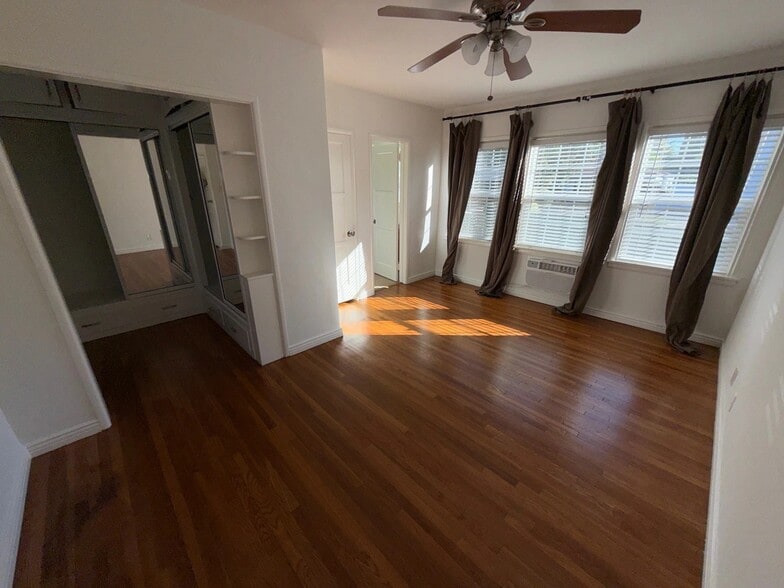 Building Photo - 14641 Moorpark St