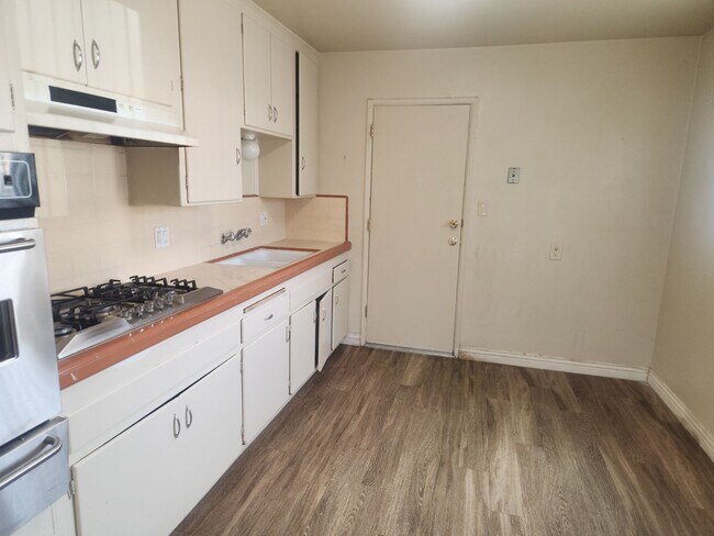 Building Photo - Affordable 2 bedroom, 1 Bath Lower Unit