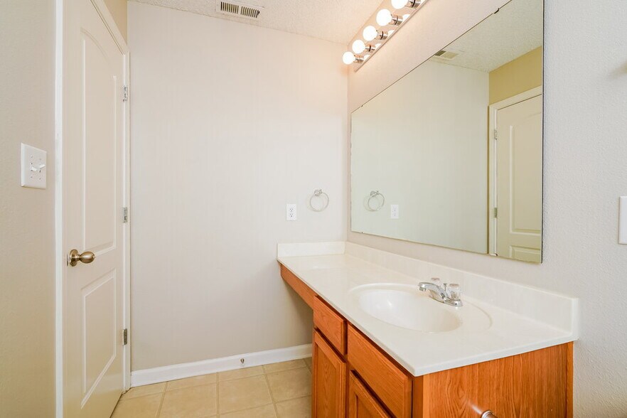 Building Photo - 1727 Buckeye Ct