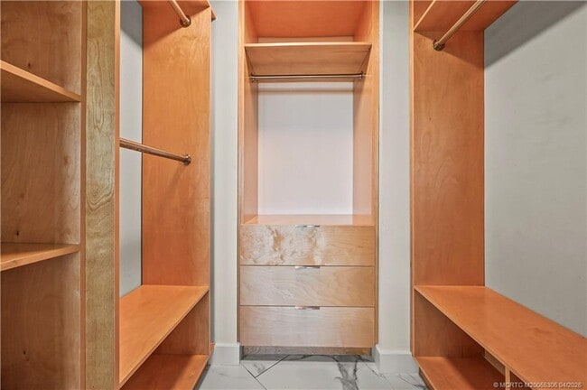 Building Photo - 9650 S Ocean Dr