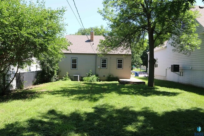 Building Photo - 733 S Glendale Ave