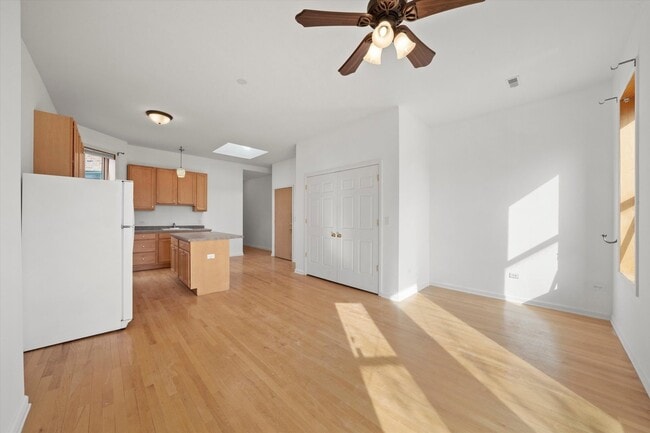 Building Photo - 716 W 51st St