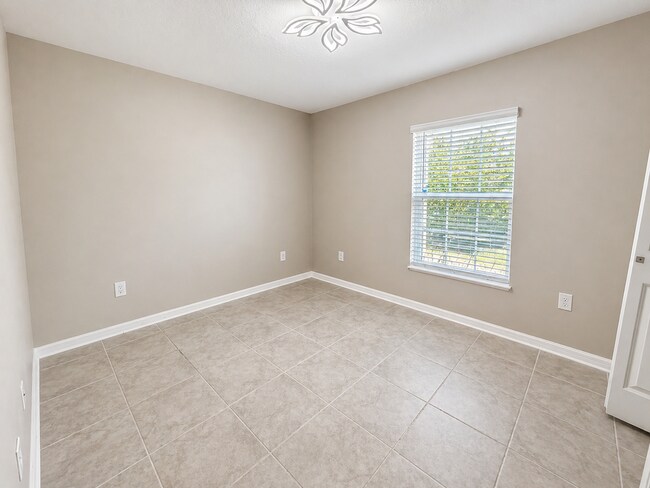 Building Photo - Charming 3-Bed Oasis with 2 Baths and 1,555 Sq Ft of Comfort in Haines City!
