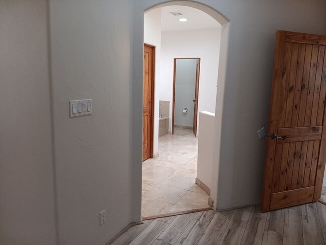 Building Photo - 3 Bedroom, 2 Bathroom! Lovely Home!