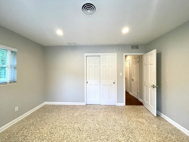Building Photo - 6 month lease- AVAIL IN AUGUST- Immaculate...