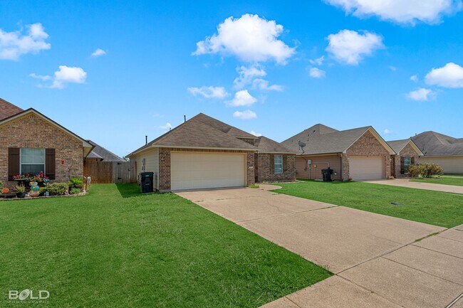 Building Photo - 521 Linnhurst Dr