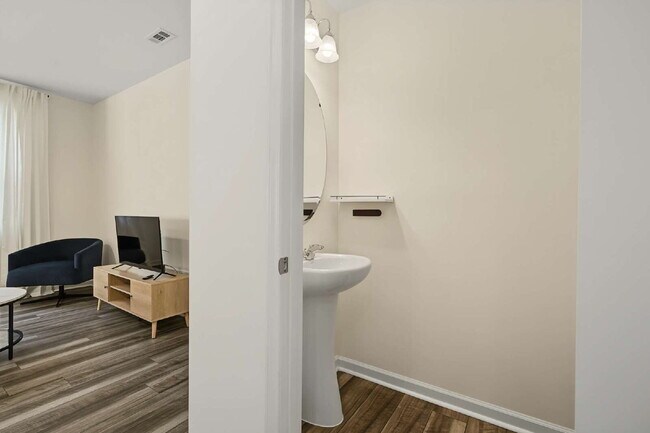 Building Photo - Furnished 3-Bed Townhouse in Durham