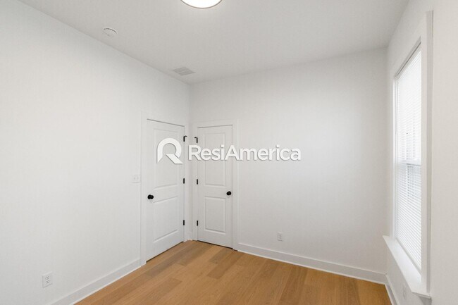 Building Photo - Stunning New Renovation in Midtown