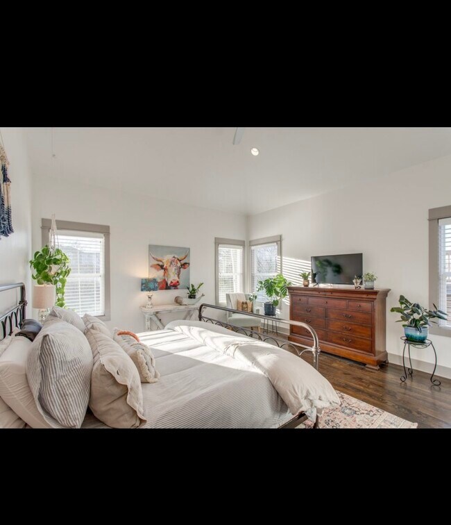 Building Photo - 2209 15th Ave N