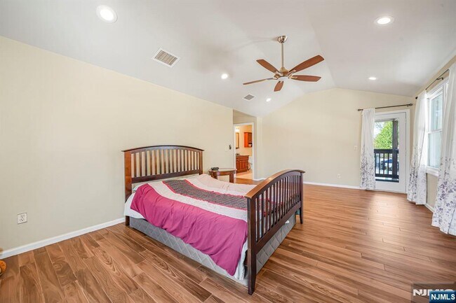 Building Photo - 405 Burnet Pl