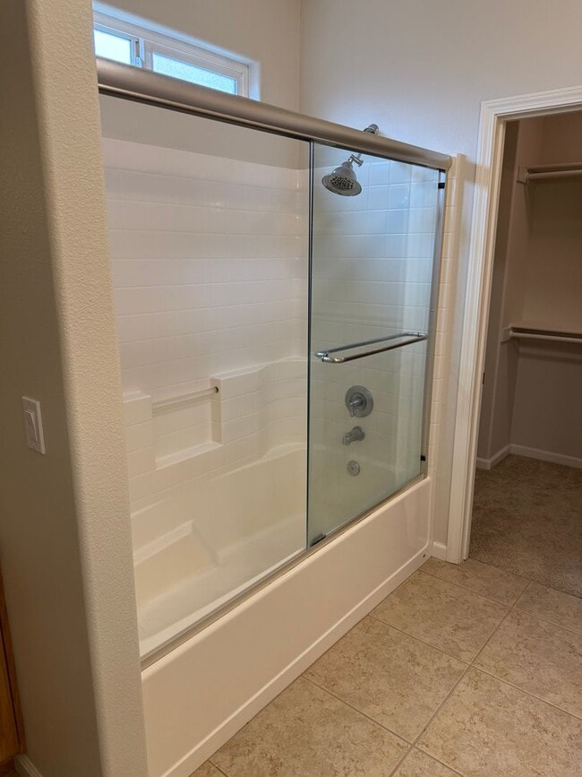 Building Photo - 3 bedroom, 2 bathroom house located in the desirable neighborhood