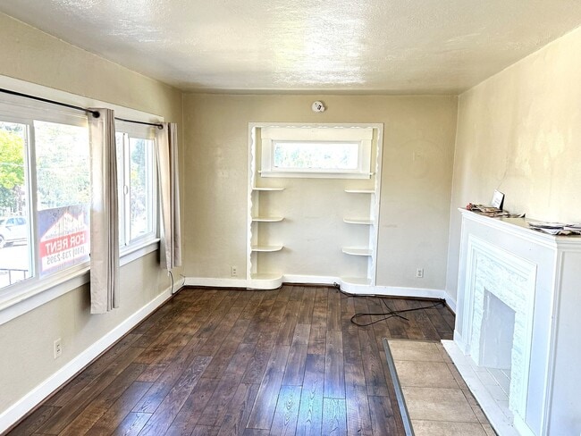 Building Photo - 3 + Beds 2 Baths Home With Large Yard /Was...