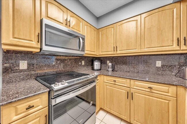 Building Photo - 2240 N Cypress Bend Dr