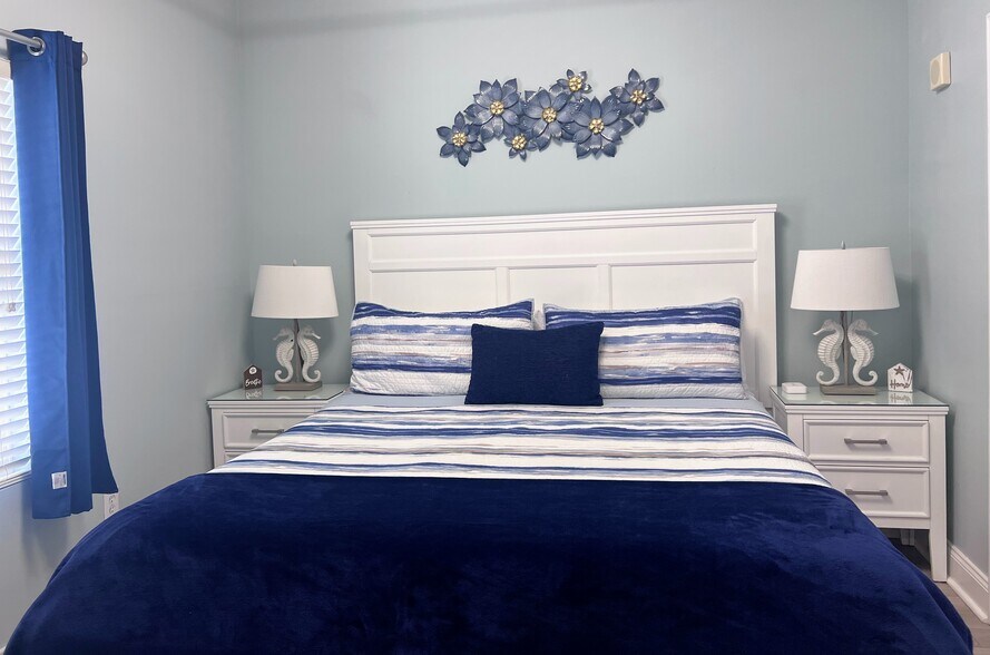 Master Suit with KING Size Bed - 9860 S Thomas Dr