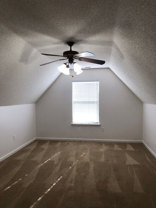 Building Photo - LVP FLOORING THROUGHOUT! 4 Bedrooms in Center Hill Elementary, Middle & High School District!