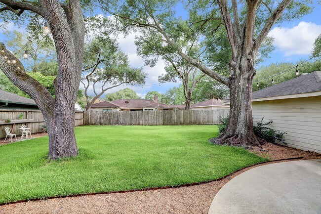 Building Photo - 12523 Briar Forest Dr