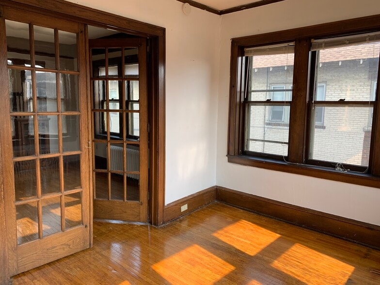 Sun room - 2910 James Ave S