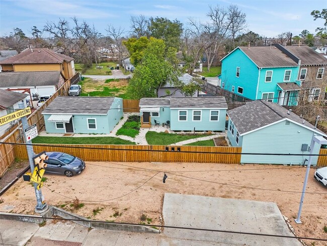 Primary Photo - 3814 Fulton St