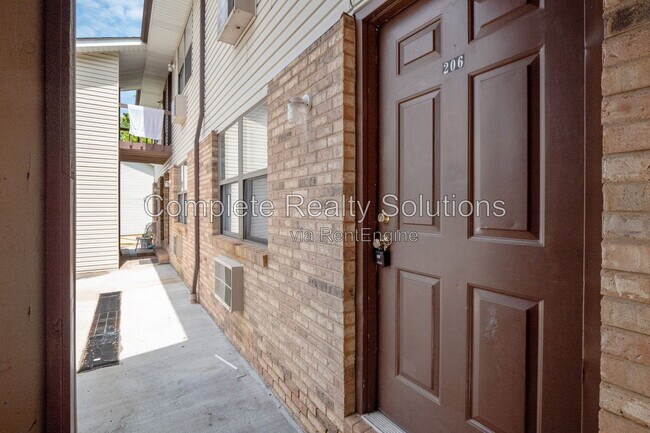 Building Photo - 790 Country Aire Ct