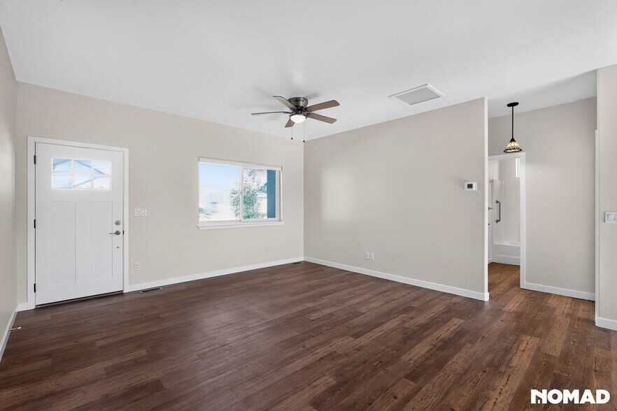 Building Photo - 910 Pilot Knob Ave