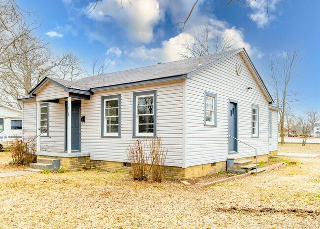 Building Photo - 318 E Ash St
