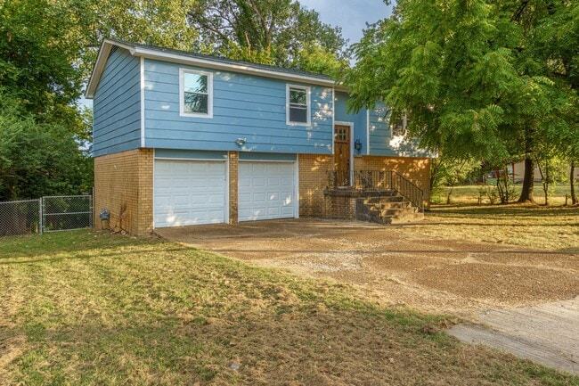 Primary Photo - 4BR/1.5BA split-level in Grandview Heights