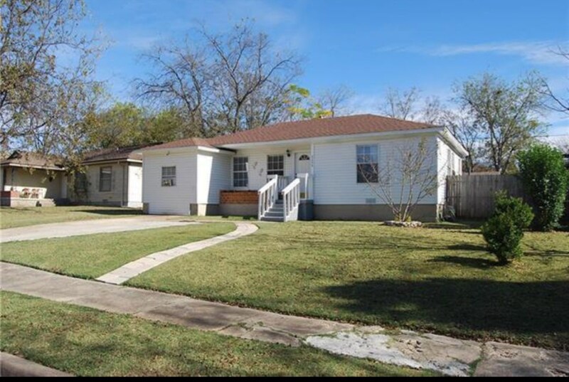 Primary Photo - 2208 Farola Dr