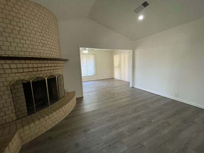 Building Photo - 2 bed 2 bath in an excellent southwest Lubbock location.