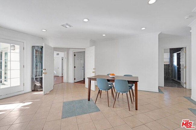 Building Photo - 1133 S Swall Dr
