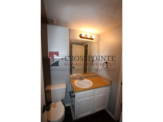Building Photo - Tour Today: Downstairs 1 Bed 1 Bath Apartment!