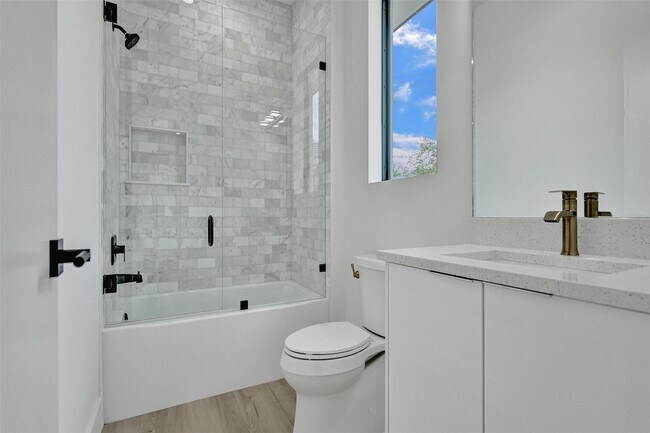 Building Photo - 606 SW 7th Ave