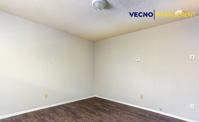 Building Photo - 102 E Cheryl Dr