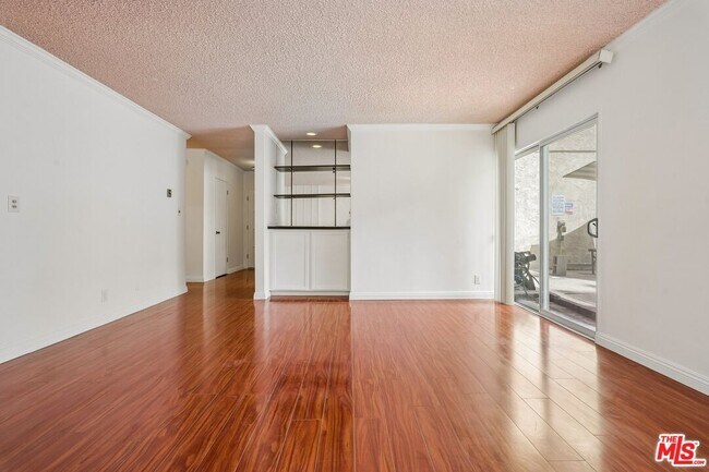 Building Photo - 530 S Barrington Ave