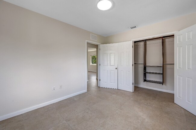 Building Photo - 930 SW 24th Ct