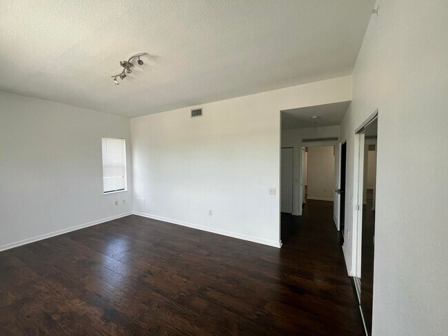 Building Photo - 1610 Presidential Way