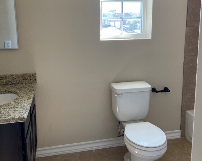 Building Photo - "Spacious 3-Bedroom Condo Oasis with 2.5 Baths in San Antonio – Your Perfect Retreat!"