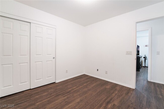 Building Photo - 9132 Gabardine Ave